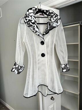 Design Today’s White Black Abstract Knit Coat Size Large Like New
